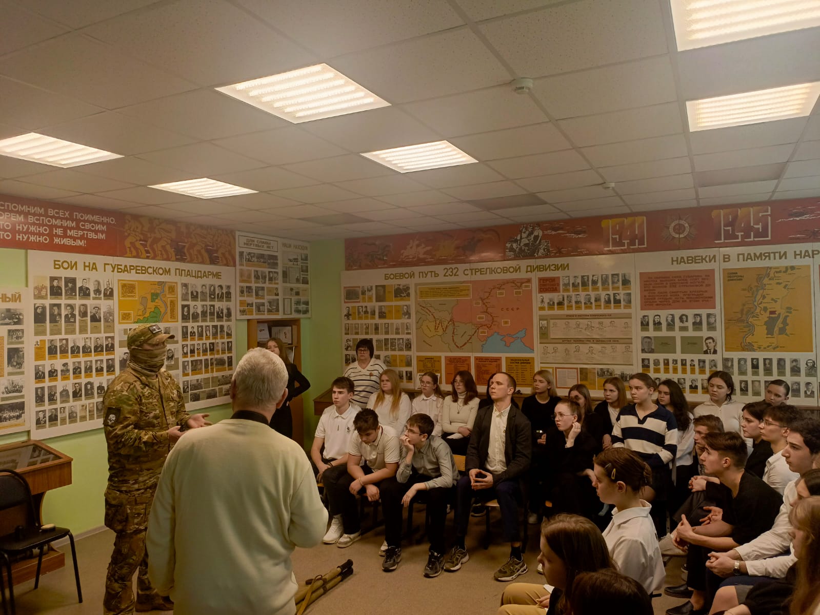 13.03.2025 сотрудники Губарёвского СДК совместно с волонтерским движением «Семилуки ZOV» организовали и провели в МКОУ Губаревской СОШ встречу школьников с участником специальной военной операции (позывной «Бархан»)..