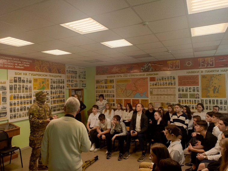 13.03.2025 сотрудники Губарёвского СДК совместно с волонтерским движением «Семилуки ZOV» организовали и провели в МКОУ Губаревской СОШ встречу школьников с участником специальной военной операции (позывной «Бархан»).. 13.03.2025 сотрудники Губарёвского СДК совместно с волонтерским движением «Семилуки ZOV» организовали и провели в МКОУ Губаревской СОШ встречу школьников с участником специальной военной операции (позывной «Бархан»)..